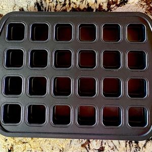PAMPERED CHEF MINI SQUARE BROWNIE PAN